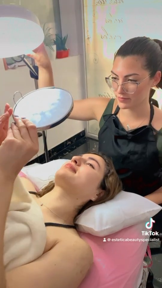 Una de las cabinas de Beauty Specialist: la camilla rosa, plantas, una lámpara y el espejo para ver el resultado
